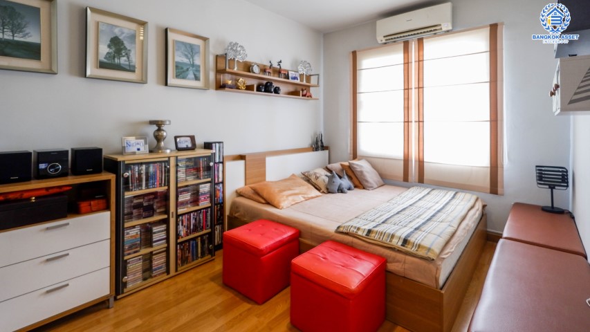 ทาวน์เฮ้าส์มือสองนนทบุรี ม. อารียา  เดอะคัลเลอร์  ติวานนท์-แจ้งวัฒนะ เนื้อที่ 19.70 ตร.ว.  ฟังก์ชันครบ 3 ห้องนอน 2 ห้องน้ำ บ้านตกแต่งใหม่พร้อมแถมเฟอร์นิเจอร์ทั้งหลัง! บรรยากาศร่มรื่น น่าอยู่มาก สภาพแวคล้อมดี บนทำเลที่ดี เดินทางสะดวก เชื่อมต่อถนน ถนนติวานนท์ ,ถนนศรีสมาน ,ถนนสะพานนนทบุรี-บางบัวทอง ใกล้รถไฟฟ้า "สถานีแจ้งวัฒนะ-ปากเกร็ด28" และทางด่วน "แจ้งวัฒนะ"